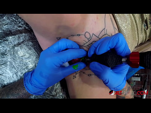❤️ Extrem tattooed Hottie Sully Savage krut en Tattoo op hirem Klitoris ❤️ Sex op lb.wassell.ru ❌
